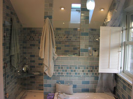 浴室のタイルブルーグレー　天窓とシャワーエリア
